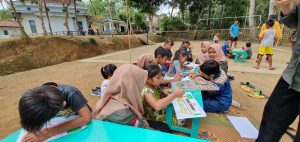 KKN IAIN Tulungagung Ajak Anak-Anak Belajar Sablon Cukil dan Permainan Tradisional