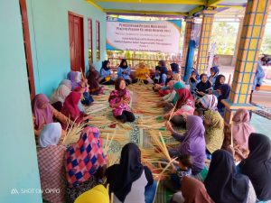 Menuju Indonesia Sejahtera dan Mandiri, Mahasiswa KKN IAIN Tulungagung Adakan Pelatihan Kerajinan Bambu