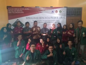 Ajak Masyarakat Mencintai Produk Lokal, Mahasiswa KKN RM Desa Jombok Adakan Sosialisasi Bertajuk “Indonesia Mandiri”