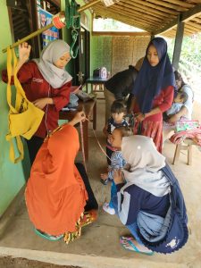 Mahasiswa KKN Revolusi Mental Desa Jombok Ikut Aktif dalam Kegiatan Imunisasi