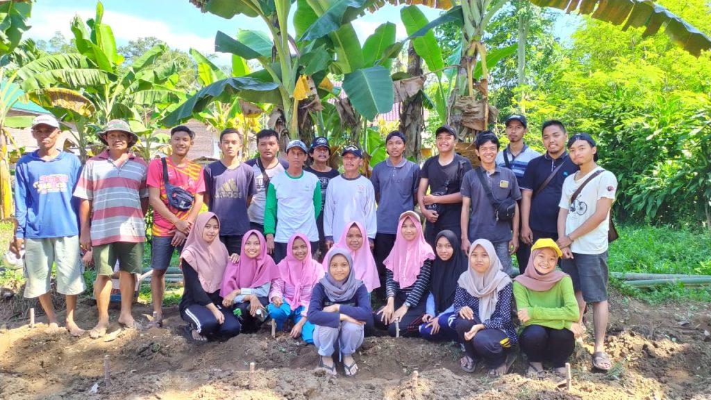 mahasiswa kkn melakukan penanaman ketela bersama warga desa tambakan 19 januari 2020