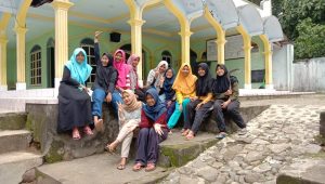 Peduli Kebersihan Lingkungan dan Tempat Ibadah Melalui Kerja Bakti di Masjid Darussalam Bulurejo, Desa Resapombo