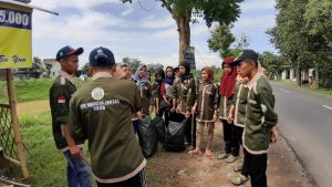 Mahasiswa KKN Brantas Tuntas IAIN Tulungagung Bersihkan Bantaran Kali Ngrowo