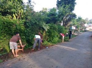 Mahasiswa KKN IAIN Tulungagung Bersama Warga Dusun Sukorejo Desa Bumirejo Gotong Royong Bersihkan Saluran Air