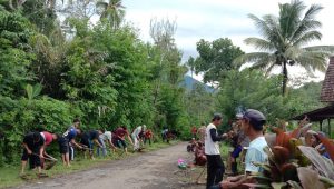 Mahasiswa KKN IAIN Tulungagung Kerja Bakti Bersama Masyarakat Dusun Wonorejo