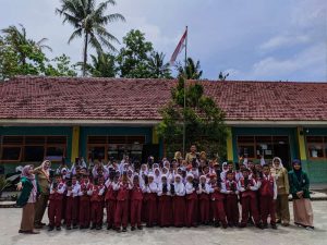 Mahasiswa KKN Desa Bakung Ikut Serta Dalam Pembuatan Alat Pembasmi Nyamuk di SDN 2 Bakung