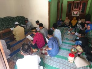 Mahasiswa KKN IAIN Tulungagung di Desa Wonotirto Menghadiri Khotmil Quran
