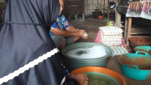 Belajar Membuat Telur Asin Bersama Ibu-ibu Kelompok Wanita Tani (KWT) Dusun Sumbermangku Desa Tapakrejo