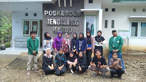 Bersihkan POSKESDES Jengglungharjo, Mahasiswa KKN Jengglungharjo 1 Membantu Menciptakan Lingkungan yang Sehat