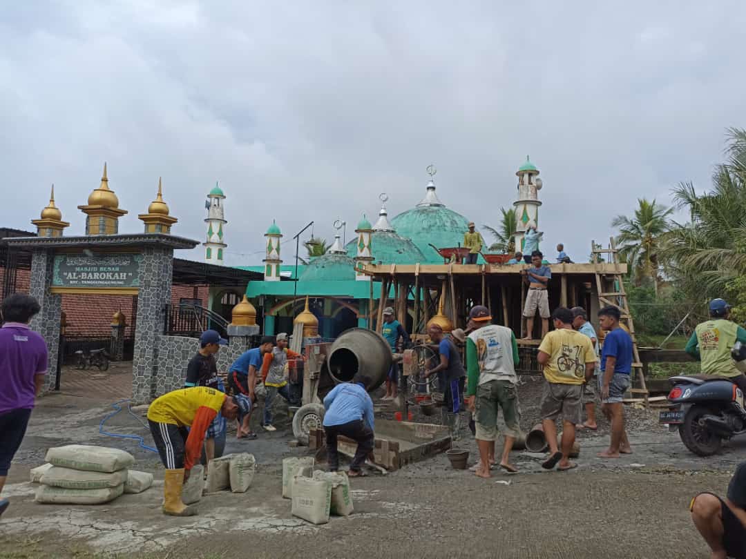 Gotong Royong Pembangunan Kantor Takmir Masjid Al-Barokah Dusun Bolu oleh KKN Ngepoh 2