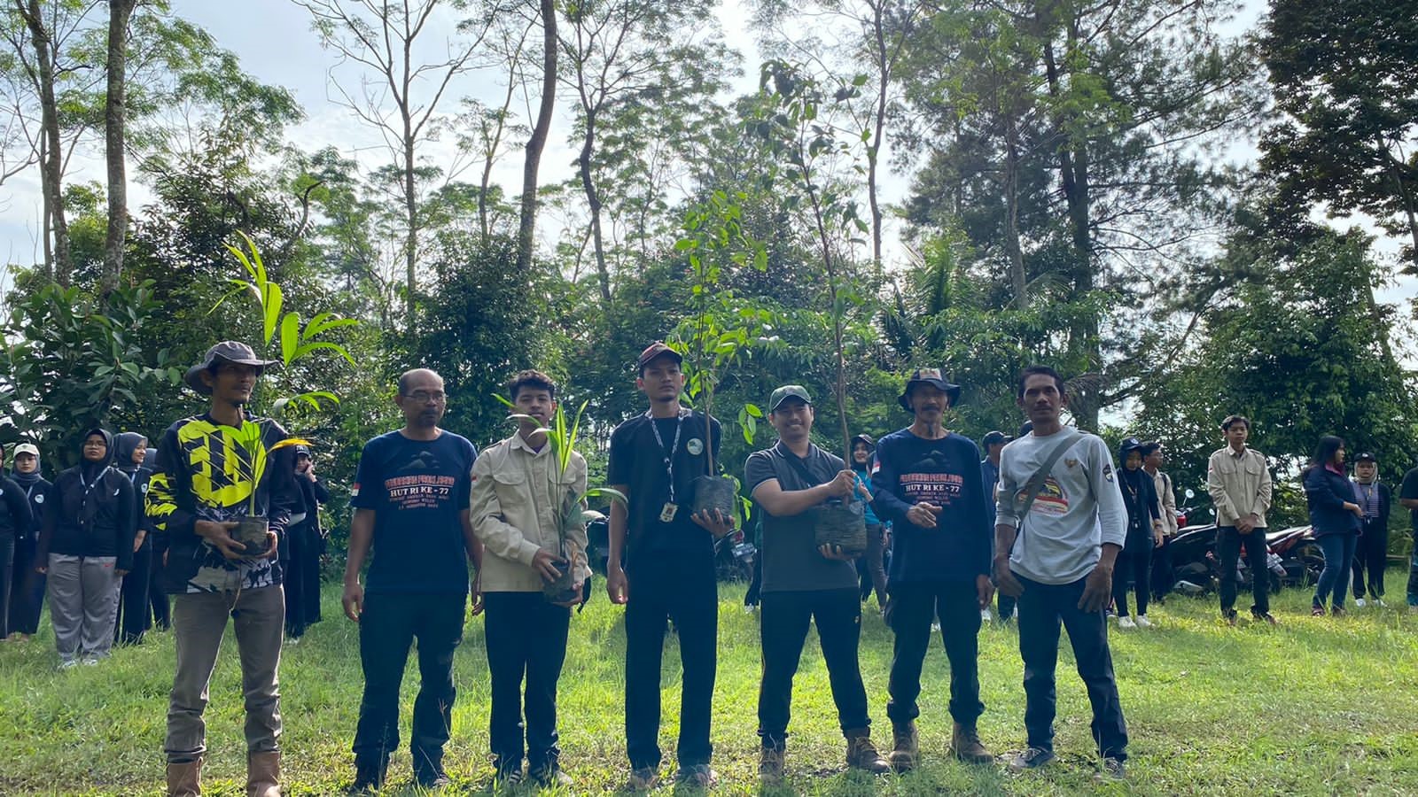 Menjaga Sumber Air Bersama Mahasiswa KKN UIN Sayyid Ali Rahmatullah Tulungagung: Penanaman 200 Pohon di Lereng Bukit Wilis