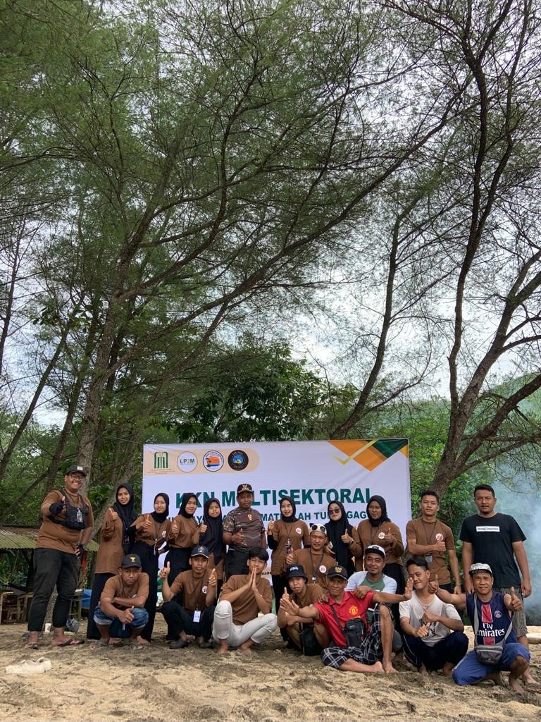 Bersih Pantai Mahasiswa KKN UIN Sayyid Ali Rahmatullah Tulungagung Bersama Karang Taruna Sebagai Bentuk Kesadaran Akan Pentingnya Kebersihan Lingkungan Tempat Wisata