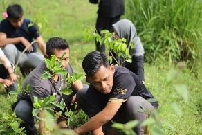 Aksi Nyata Mahasiswa KKN UIN Sayyid Ali Rahmatullah Tulungagung: Menjaga Lingkungan dengan Kerja Bakti dan Penanaman Pohon di Desa Sumberdadap